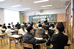 教室で
